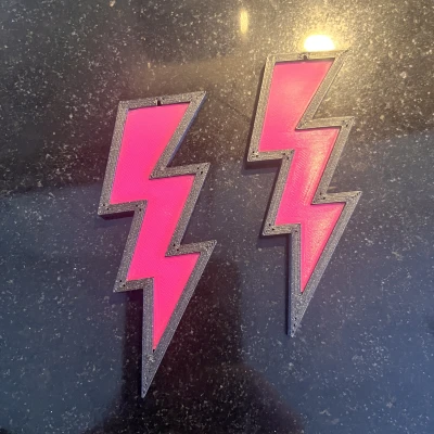 Hoa tai tia sét viền sắc sảo