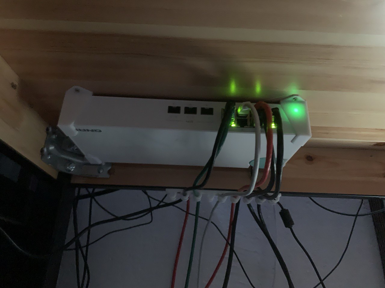 Giá đỡ cho QNAP switch (dòng nhựa)