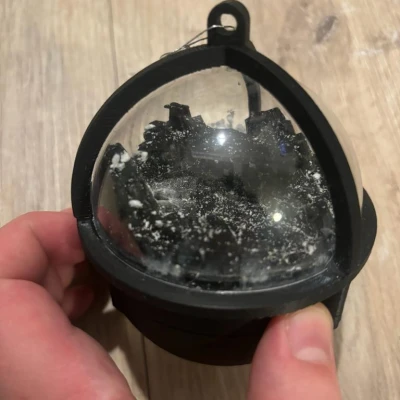 Quả cầu Giáng sinh có quạt tạo hiệu ứng tuyết rơi