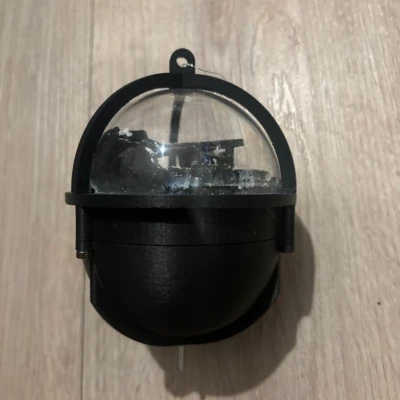 Quả cầu Giáng sinh có quạt tạo hiệu ứng tuyết rơi