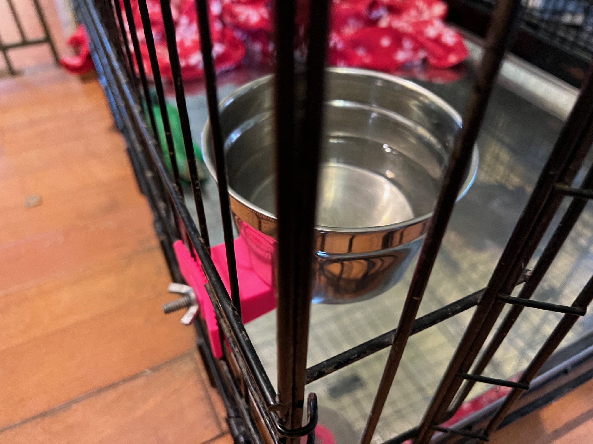 Giá Đỡ Tô Nước Cho Chuồng Chó