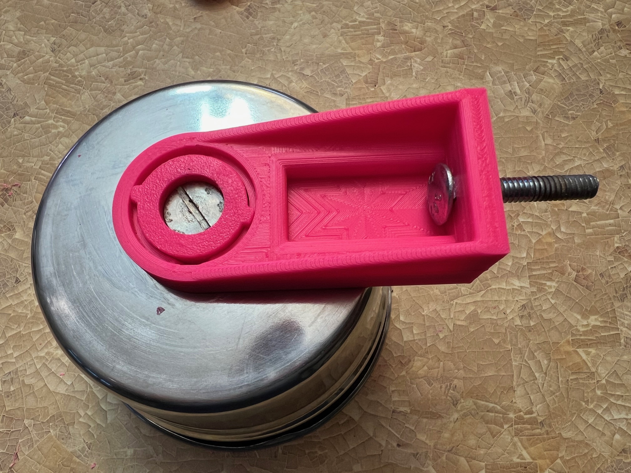 Giá Đỡ Tô Nước Cho Chuồng Chó