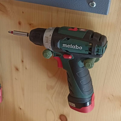 Giá treo tường tua vít AKU