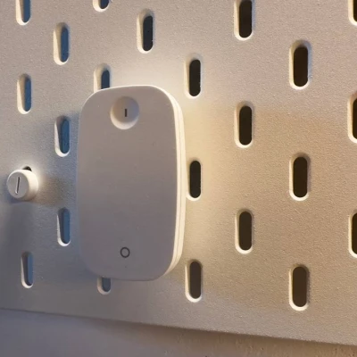 Đế Skadis gắn remote Ikea Rodret