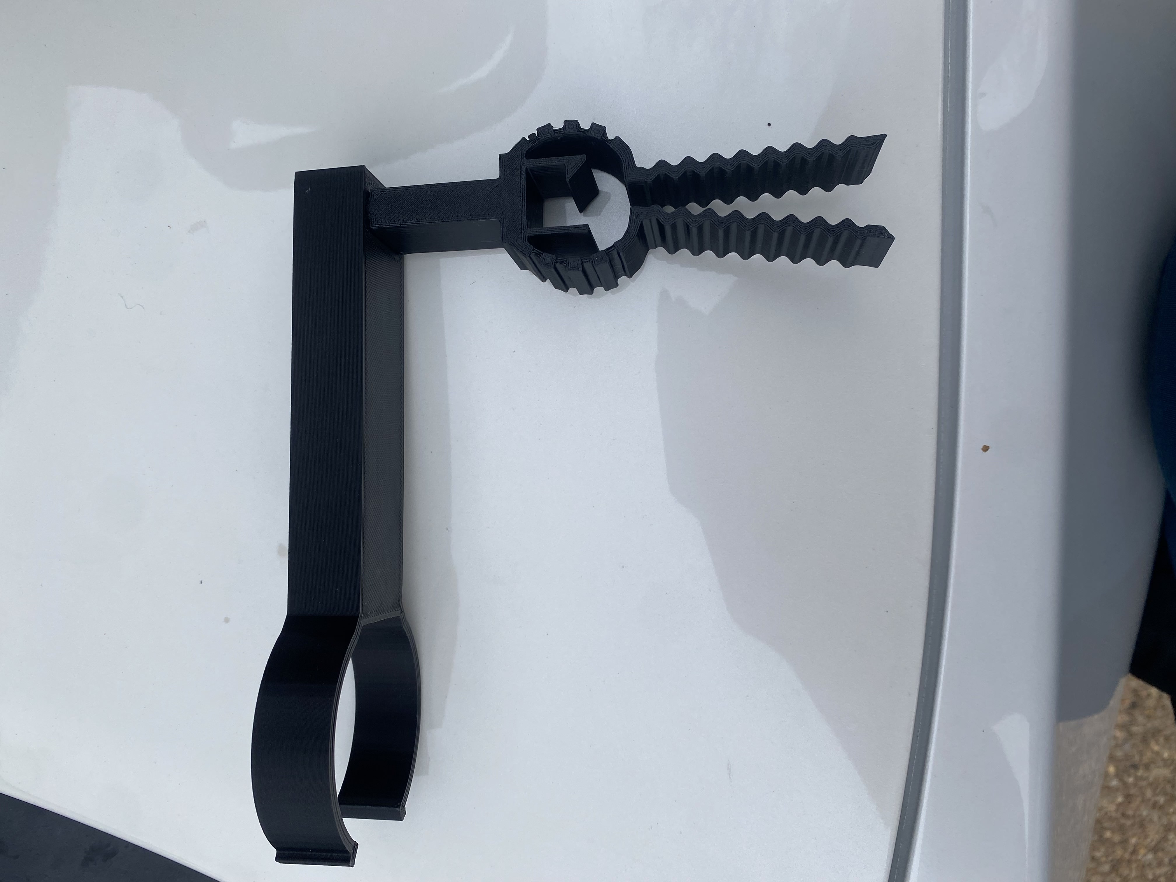 Kẹp Chai Busio Trên Xe Hơi