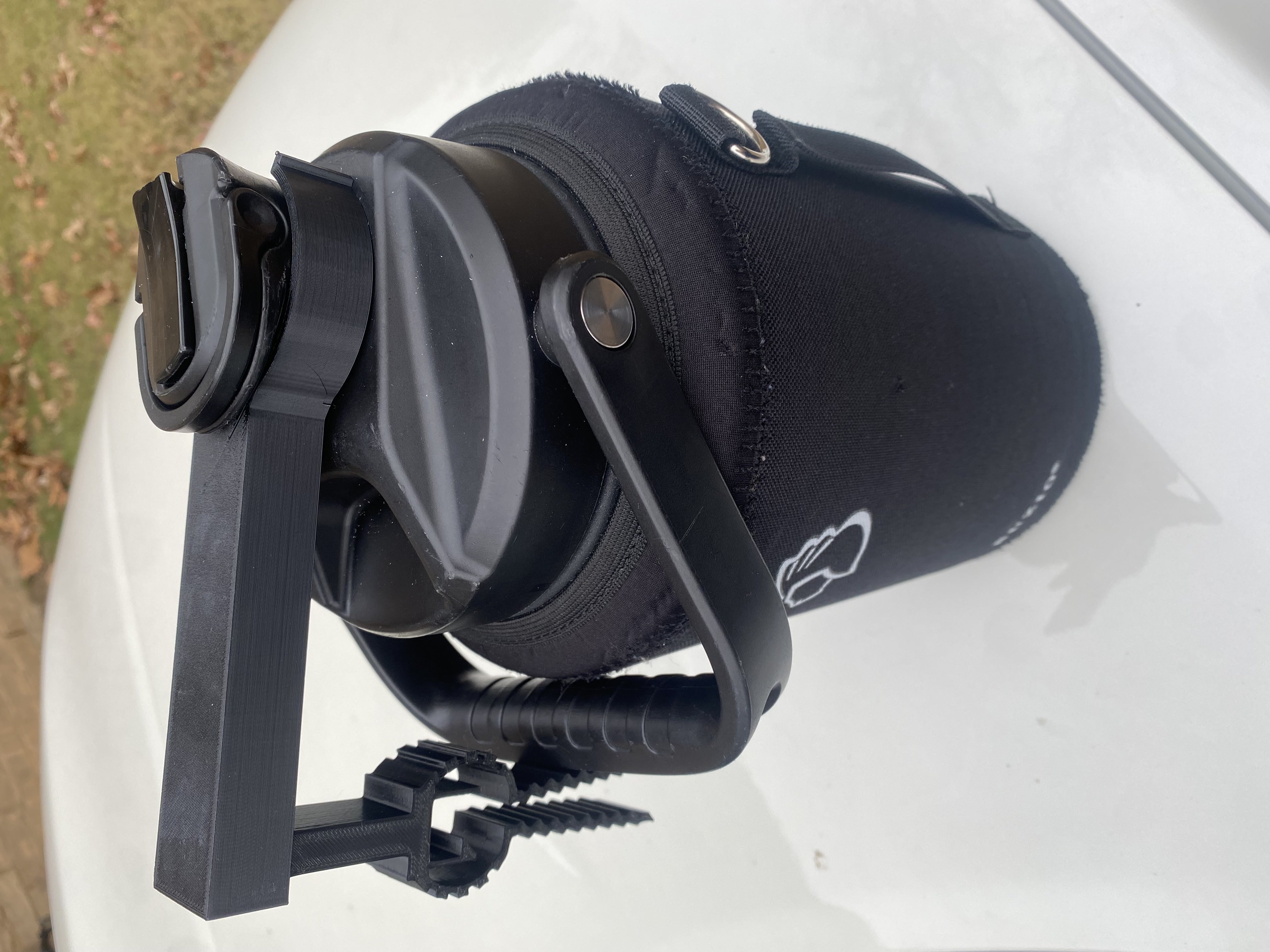 Kẹp Chai Busio Trên Xe Hơi