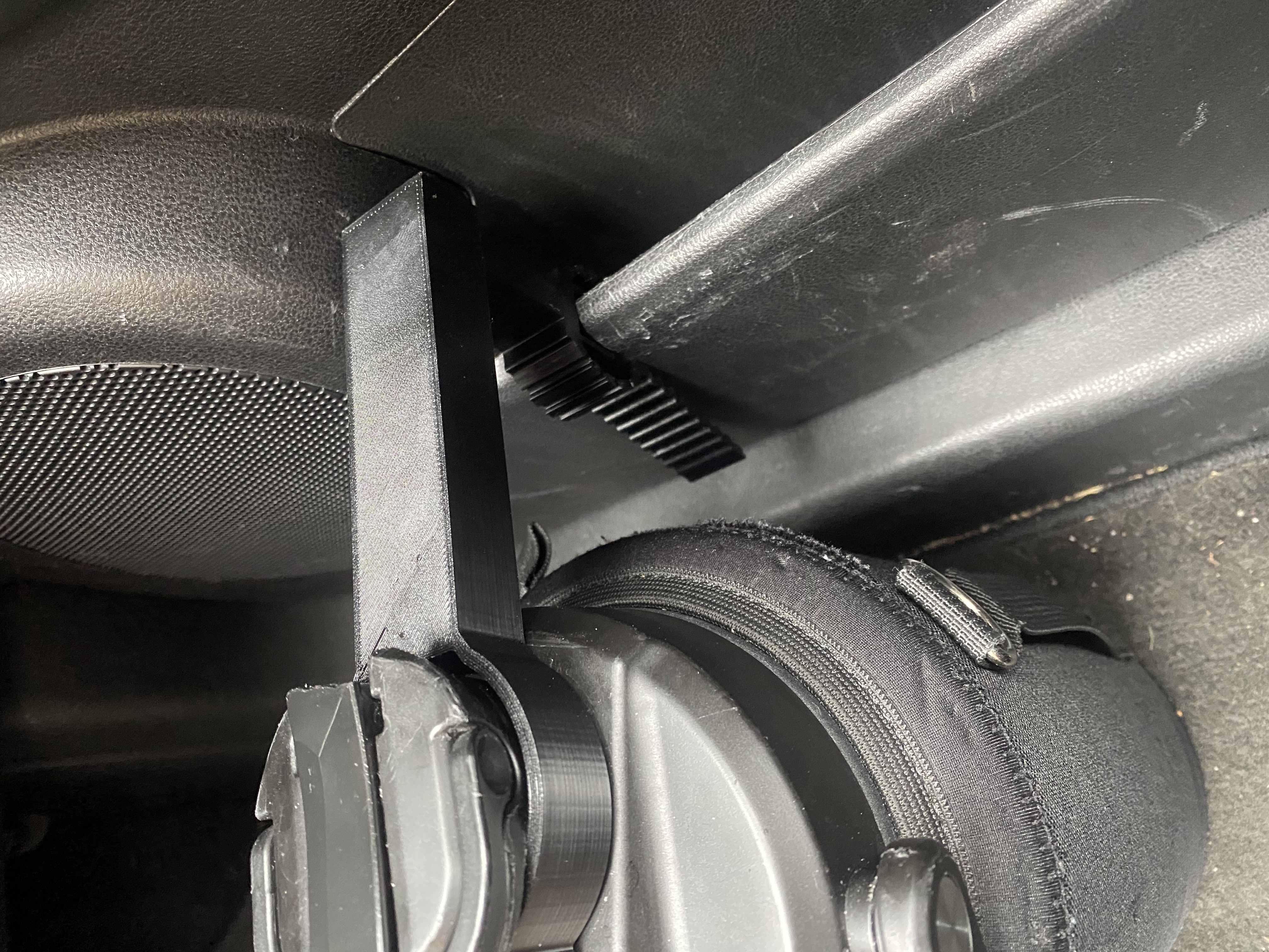 Kẹp Chai Busio Trên Xe Hơi