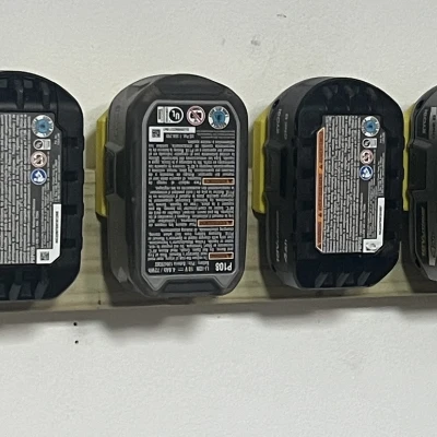 Giá Gắn Pin Ryobi 18V Dạng Kẹp