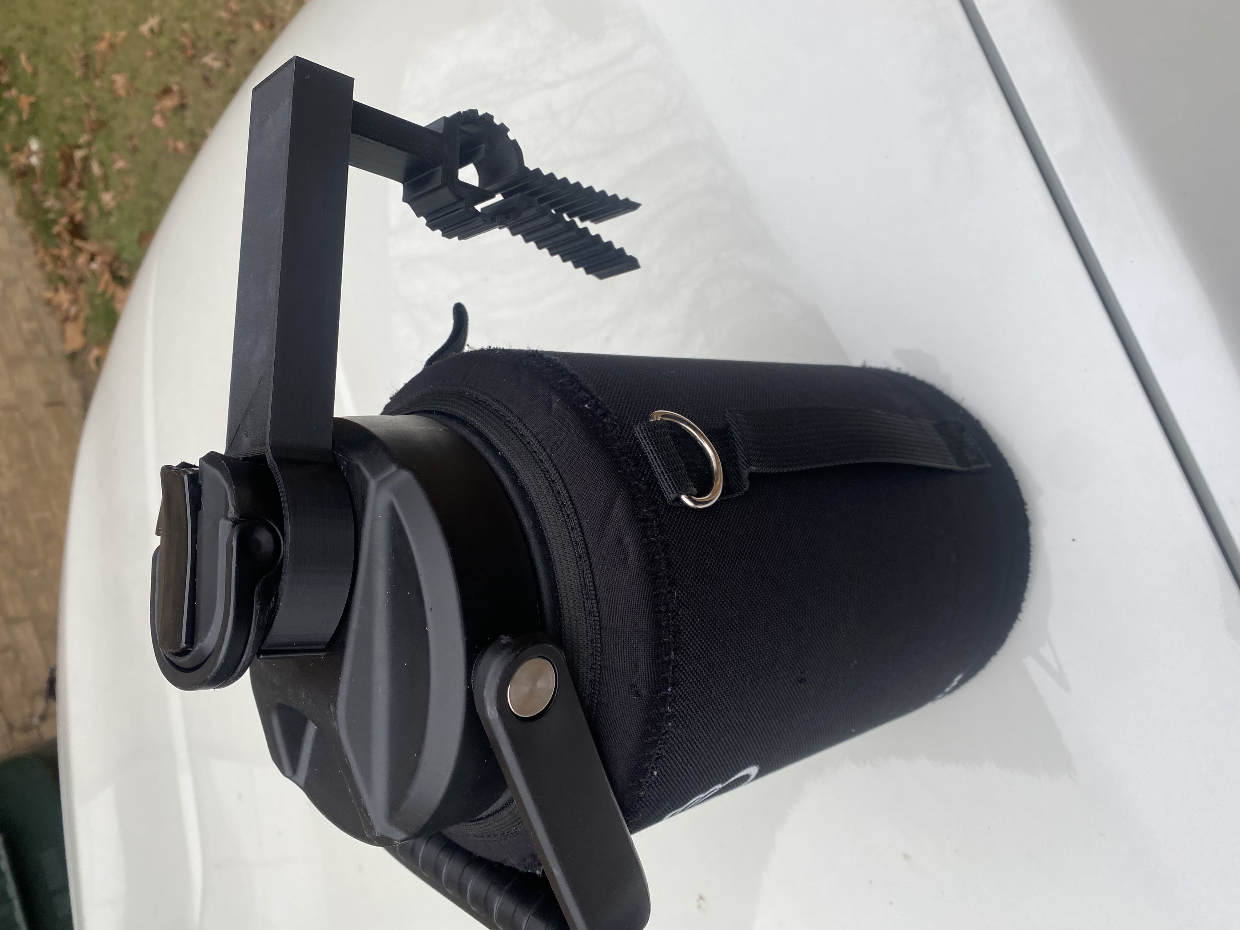 Kẹp Chai Busio Trên Xe Hơi