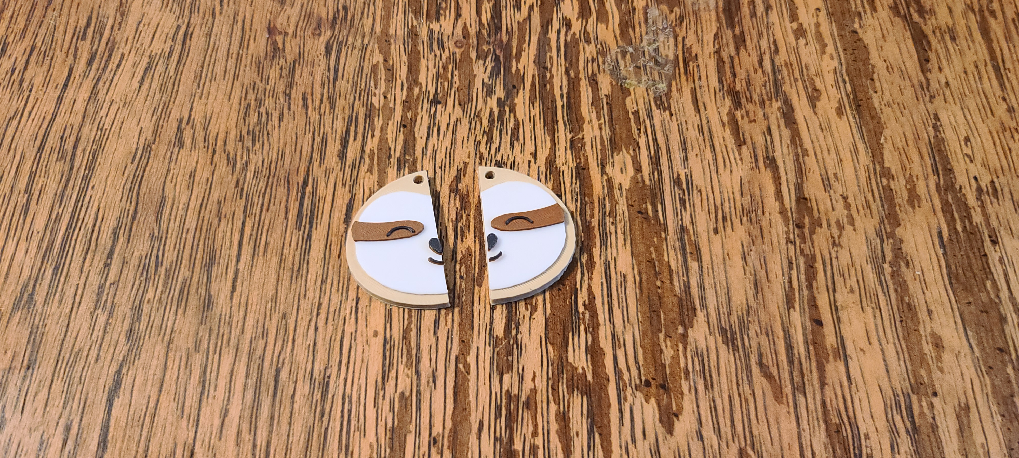 Mặt dây chuyền/hoa tai của con lười 2 nửa