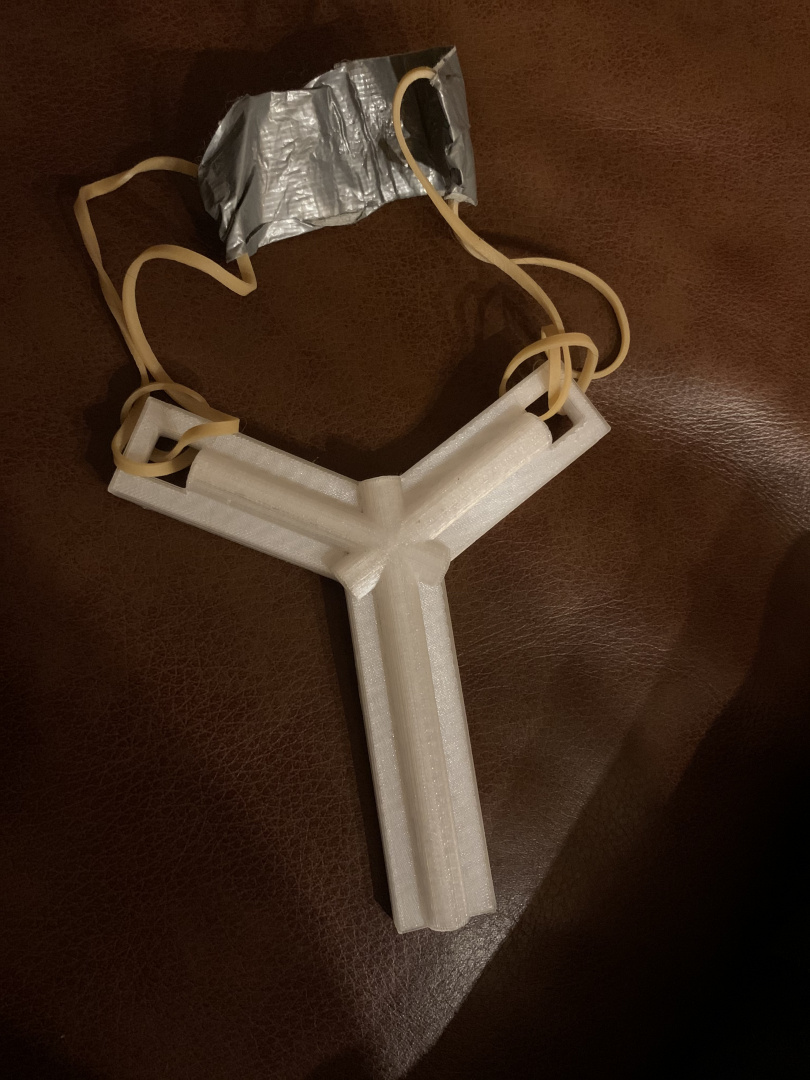 Chiếc ná cao su cốt thép phiên bản đầu tiên