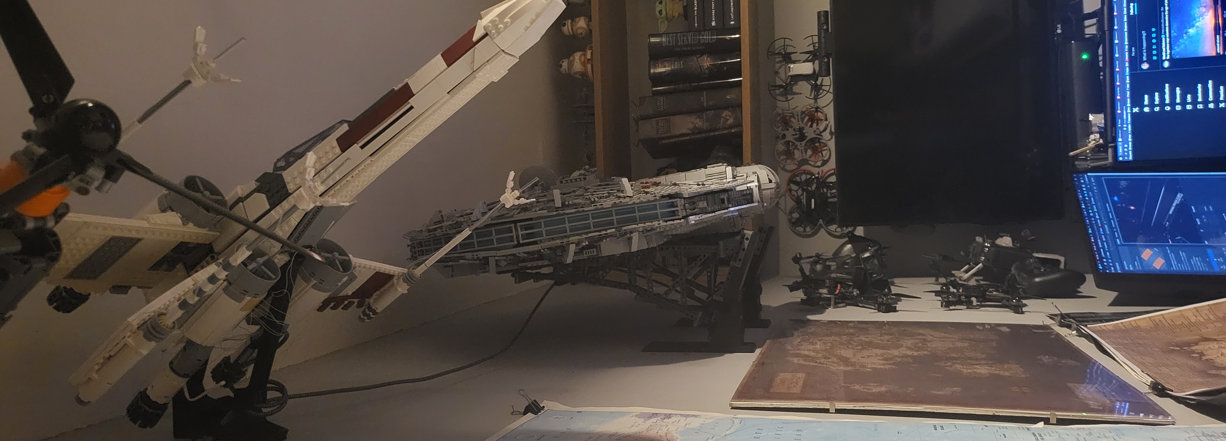 Giá Treo Tường Cho Chân Đế Đứng LEGO Star Wars 75192 UCS Millennium Falcon