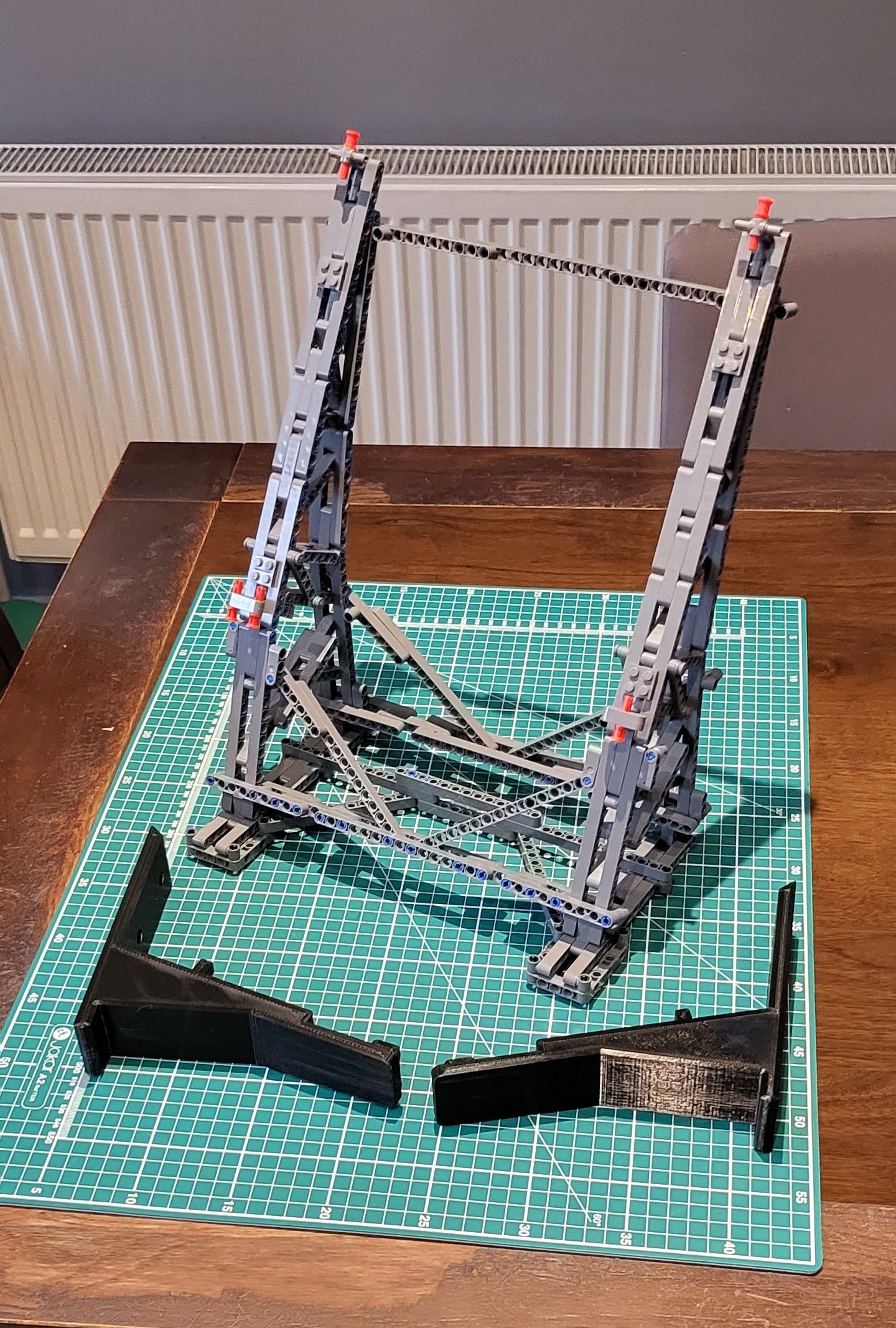 Giá Treo Tường Cho Chân Đế Đứng LEGO Star Wars 75192 UCS Millennium Falcon