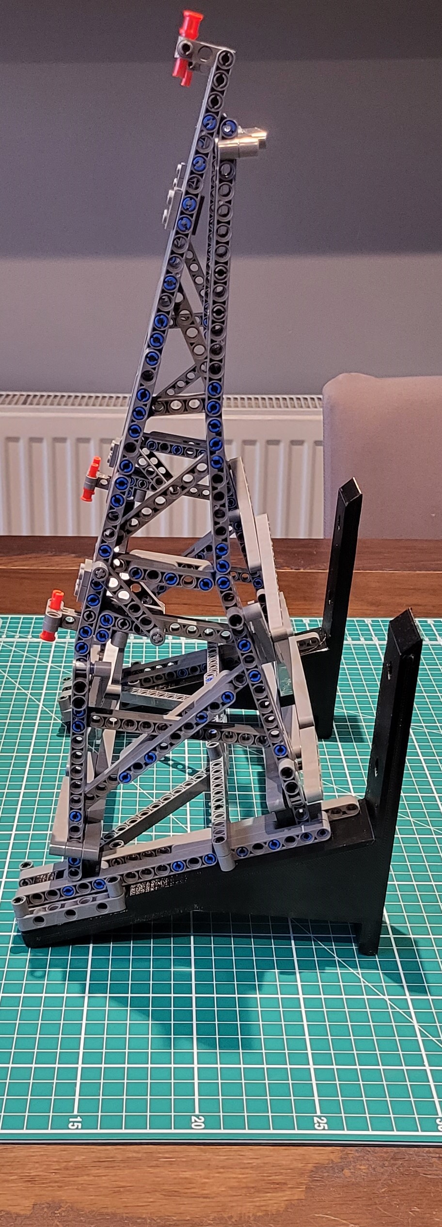 Giá Treo Tường Cho Chân Đế Đứng LEGO Star Wars 75192 UCS Millennium Falcon