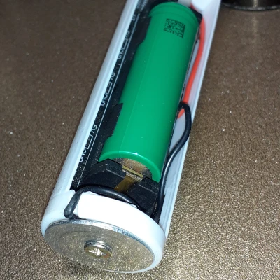 Bộ chuyển đổi Mag-Lite cũ từ pin D sang pin 18650 Li Ion