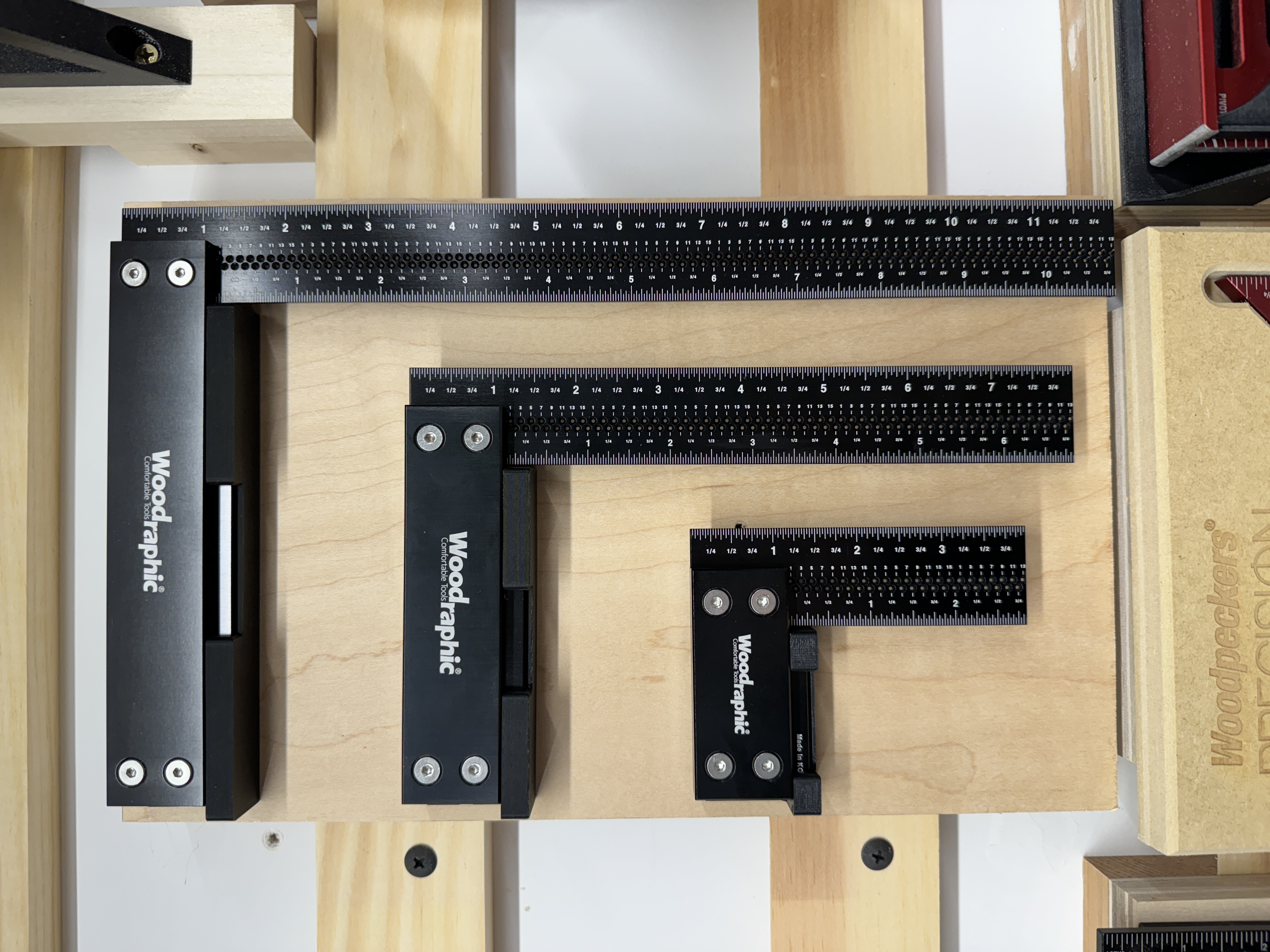 Gỗ treo tường vuông chính xác trên tường treo tường