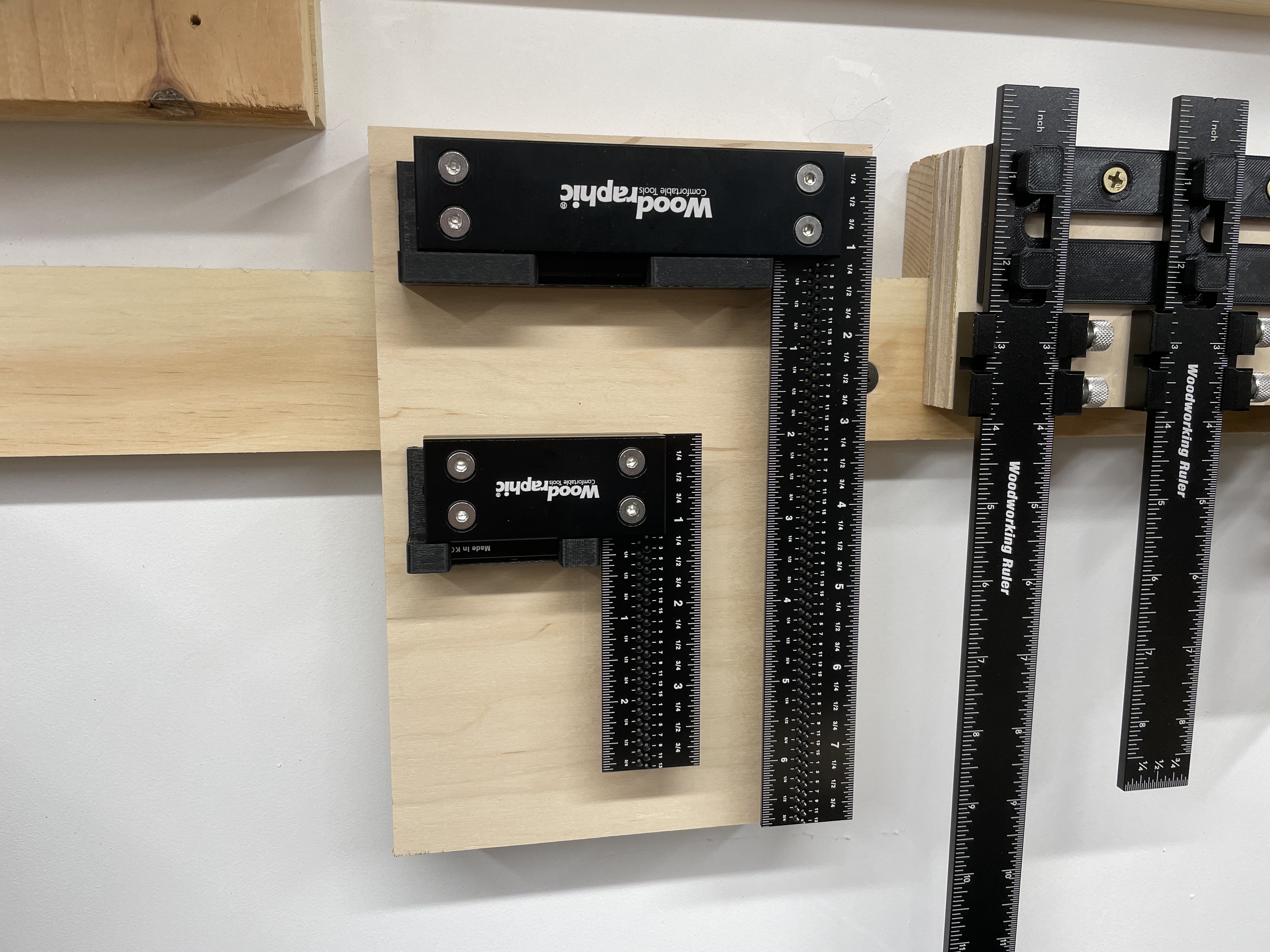 Gỗ treo tường vuông chính xác trên tường treo tường