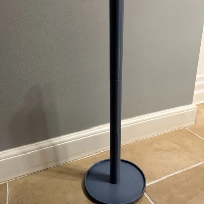 Giá đỡ cuộn giấy vệ sinh TP trên sàn