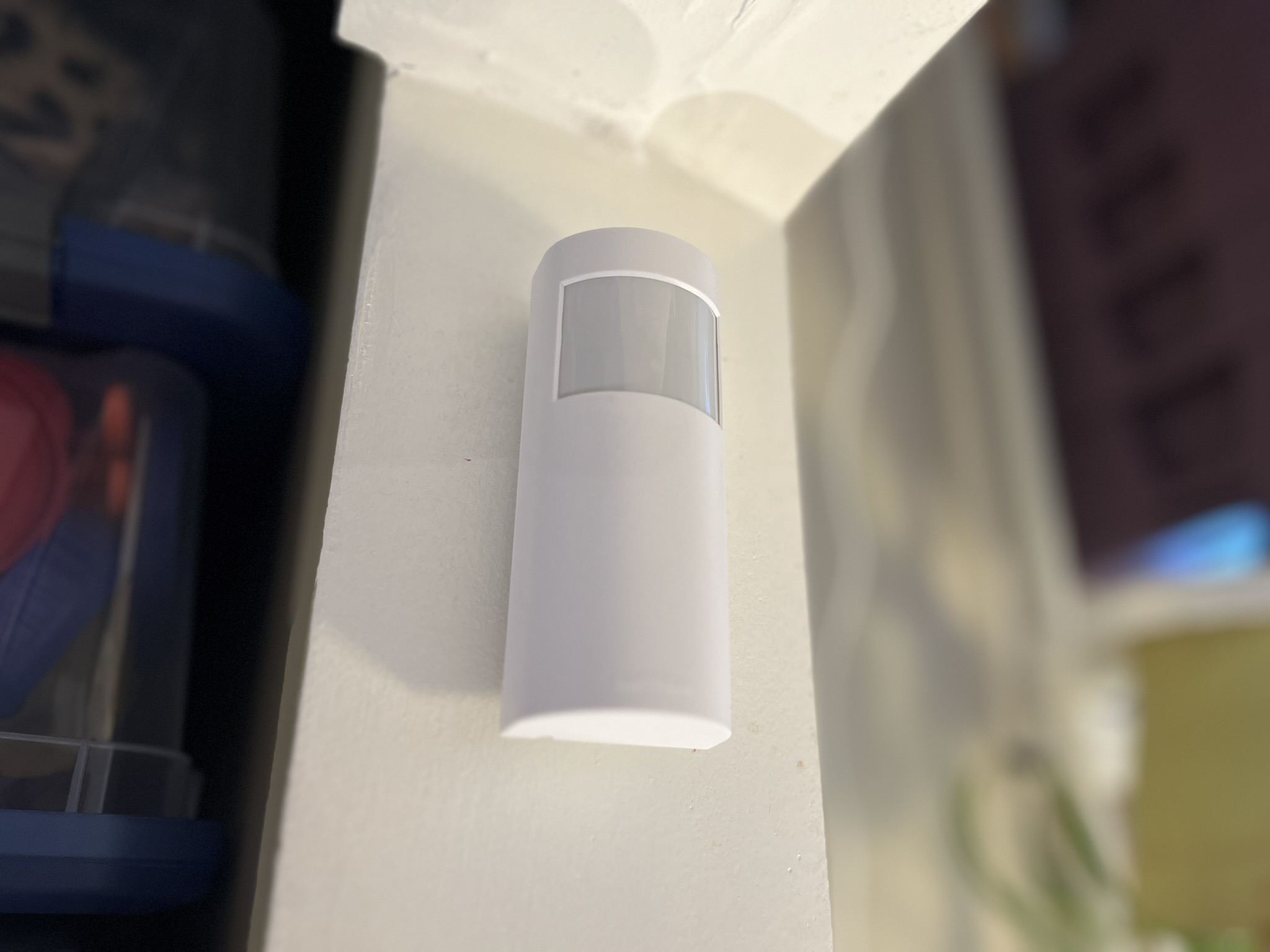 Giá đỡ treo tường góc nghiêng cho cảm biến chuyển động Lutron Caséta