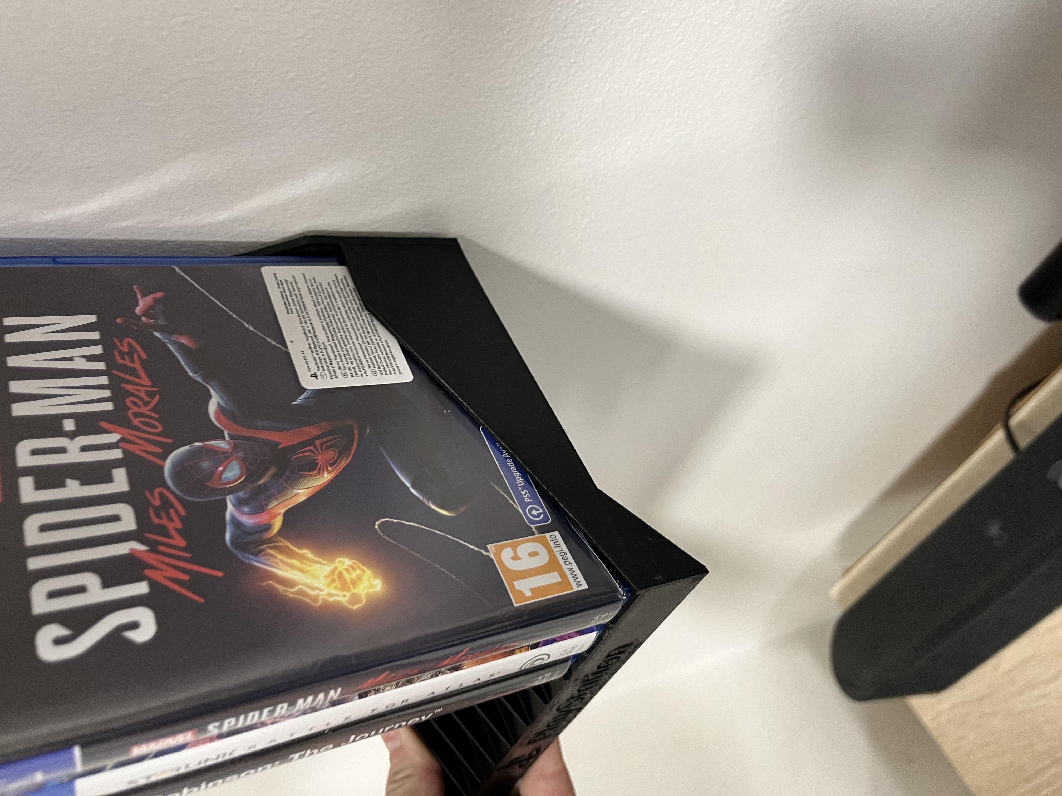 Người giữ trường hợp PlayStation trên tường