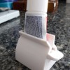 Lại một cái kẹp và dụng cụ bóp kem đánh răng nữa - Thumbnail 1