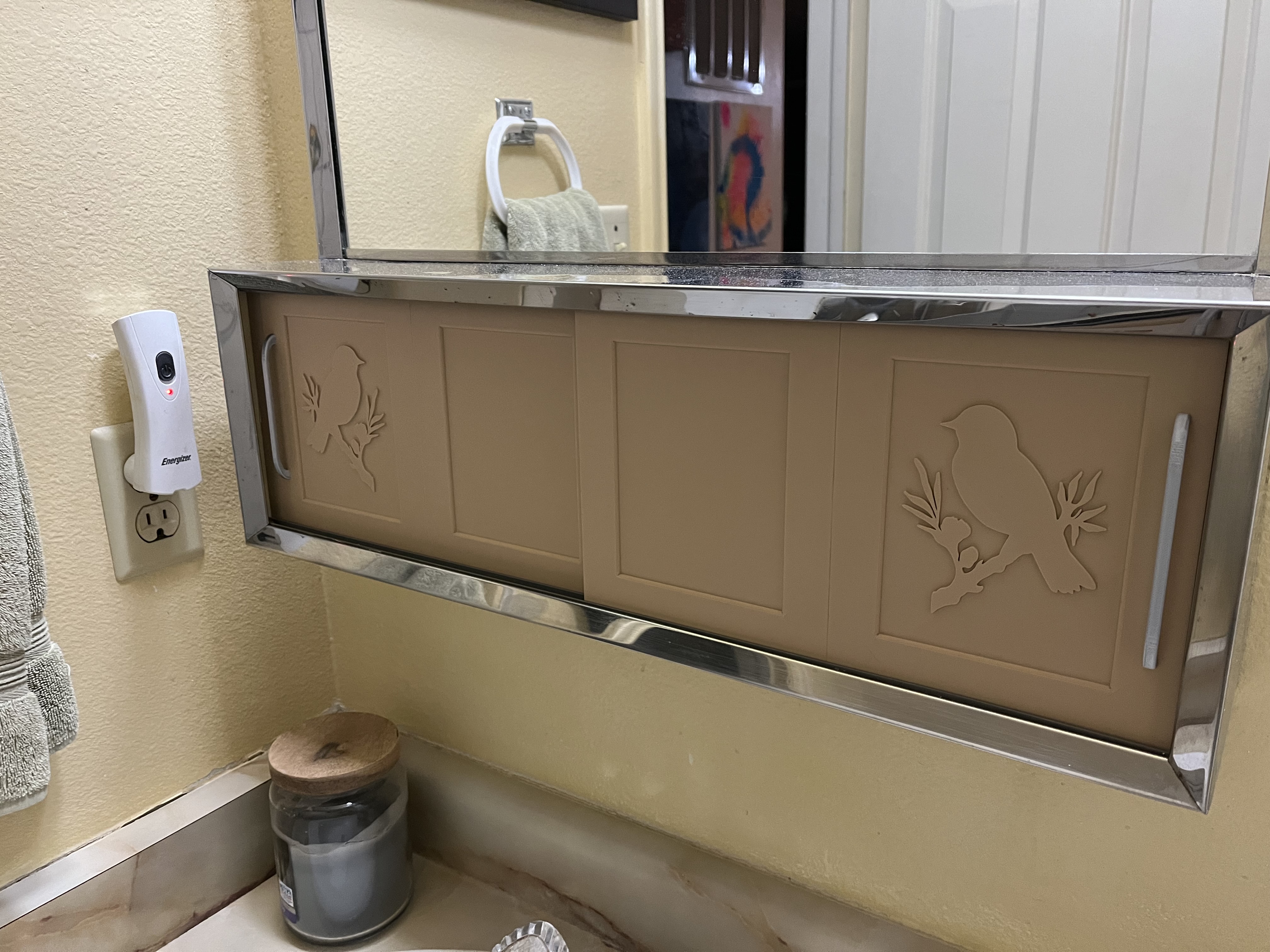 Cửa Tủ Thuốc Chim Sẻ