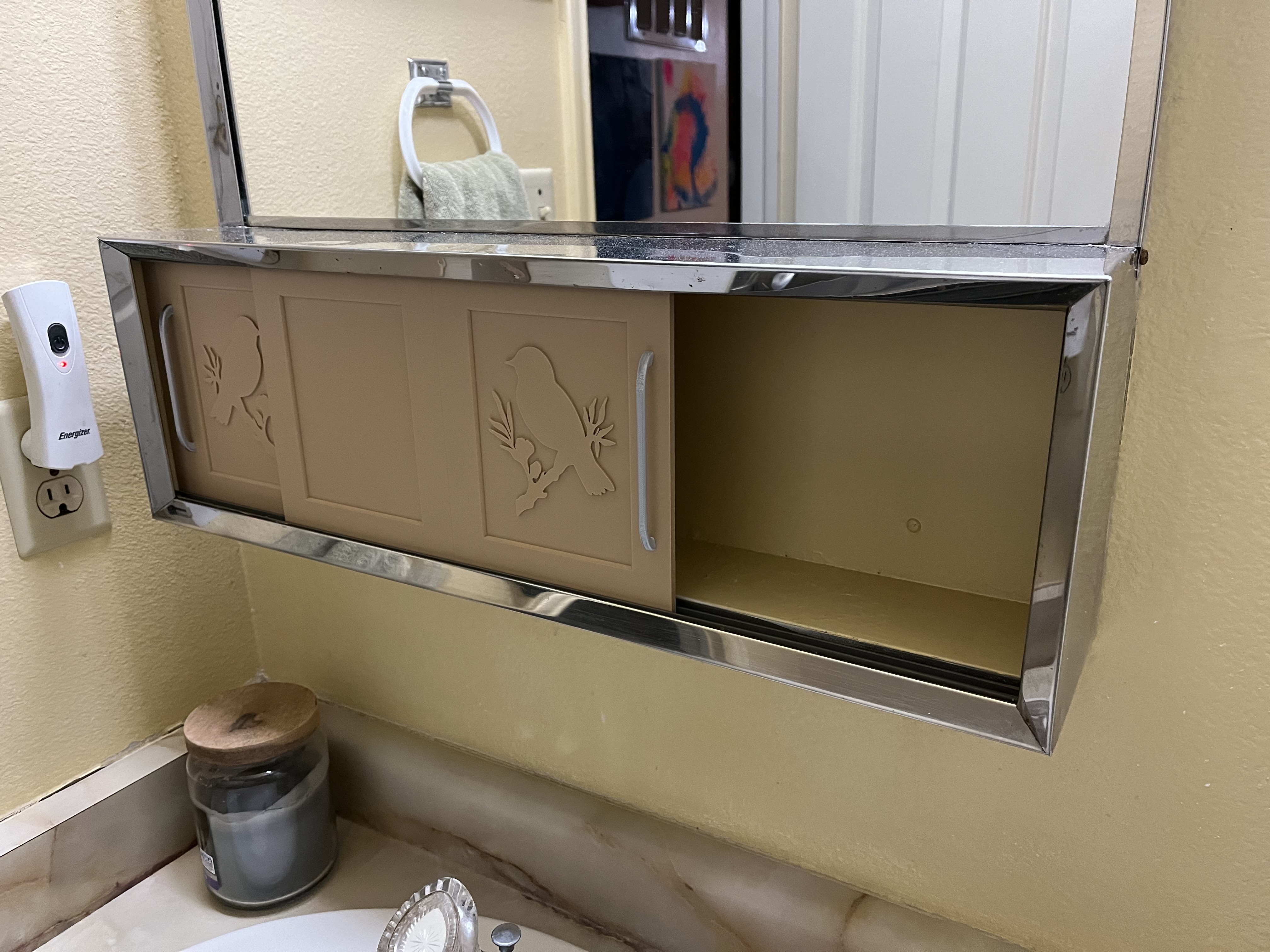 Cửa Tủ Thuốc Chim Sẻ