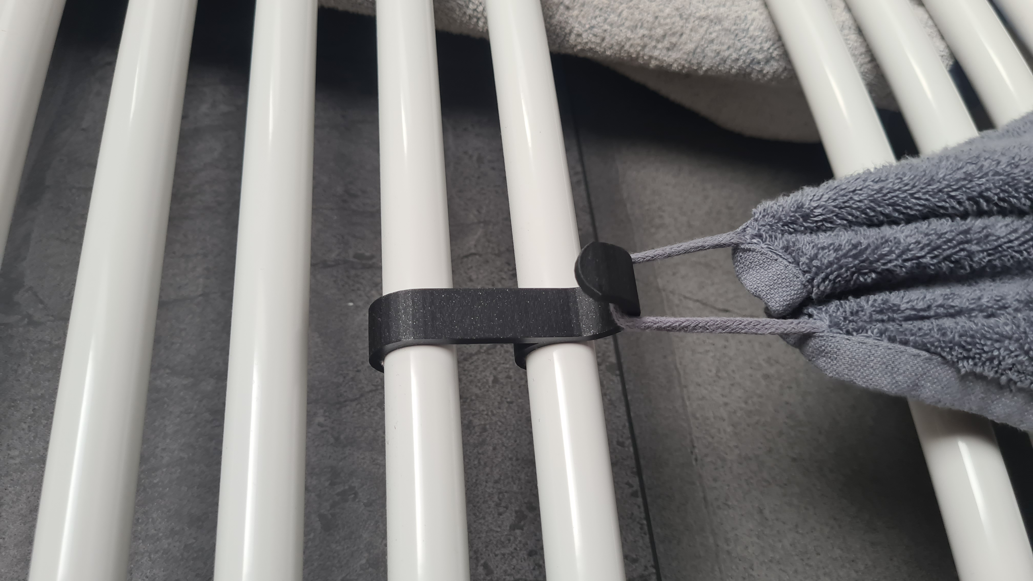 Giá Đỡ Khăn Tắm Gắn Ống Tản Nhiệt