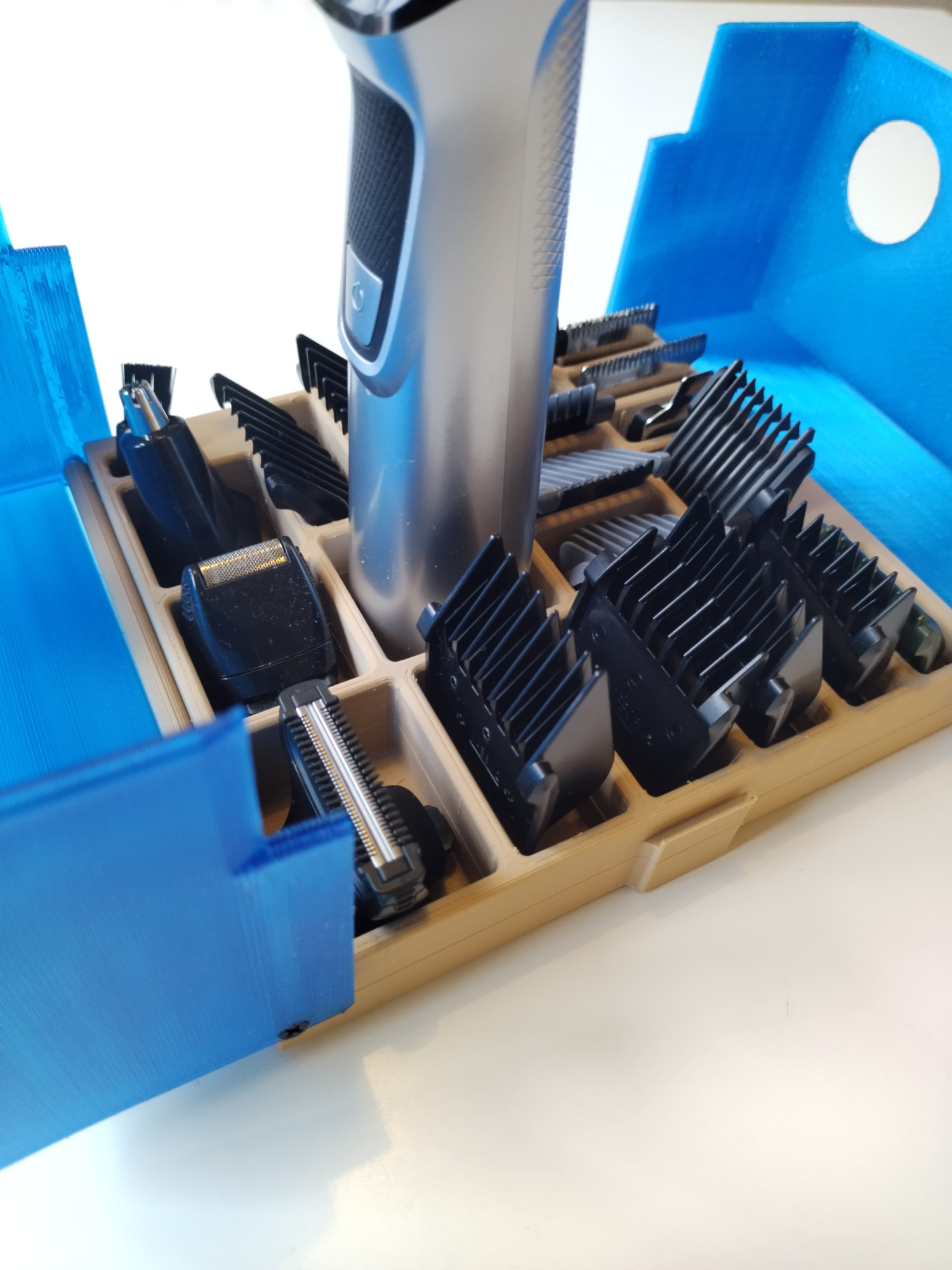 Hộp đựng máy cạo râu Philips Multigroom Serie 7000 19-in-1