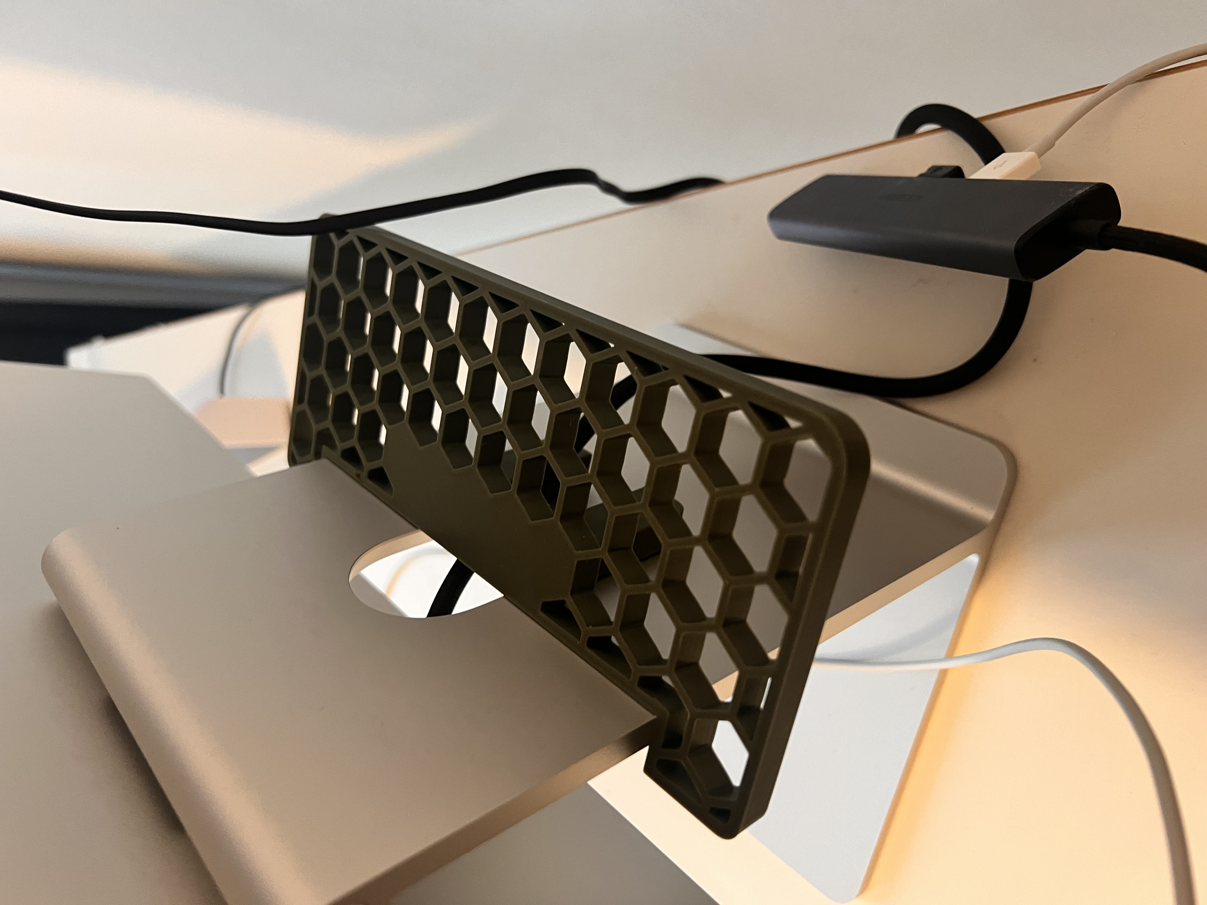 Apple Studio Display - Bàn Treo Sau