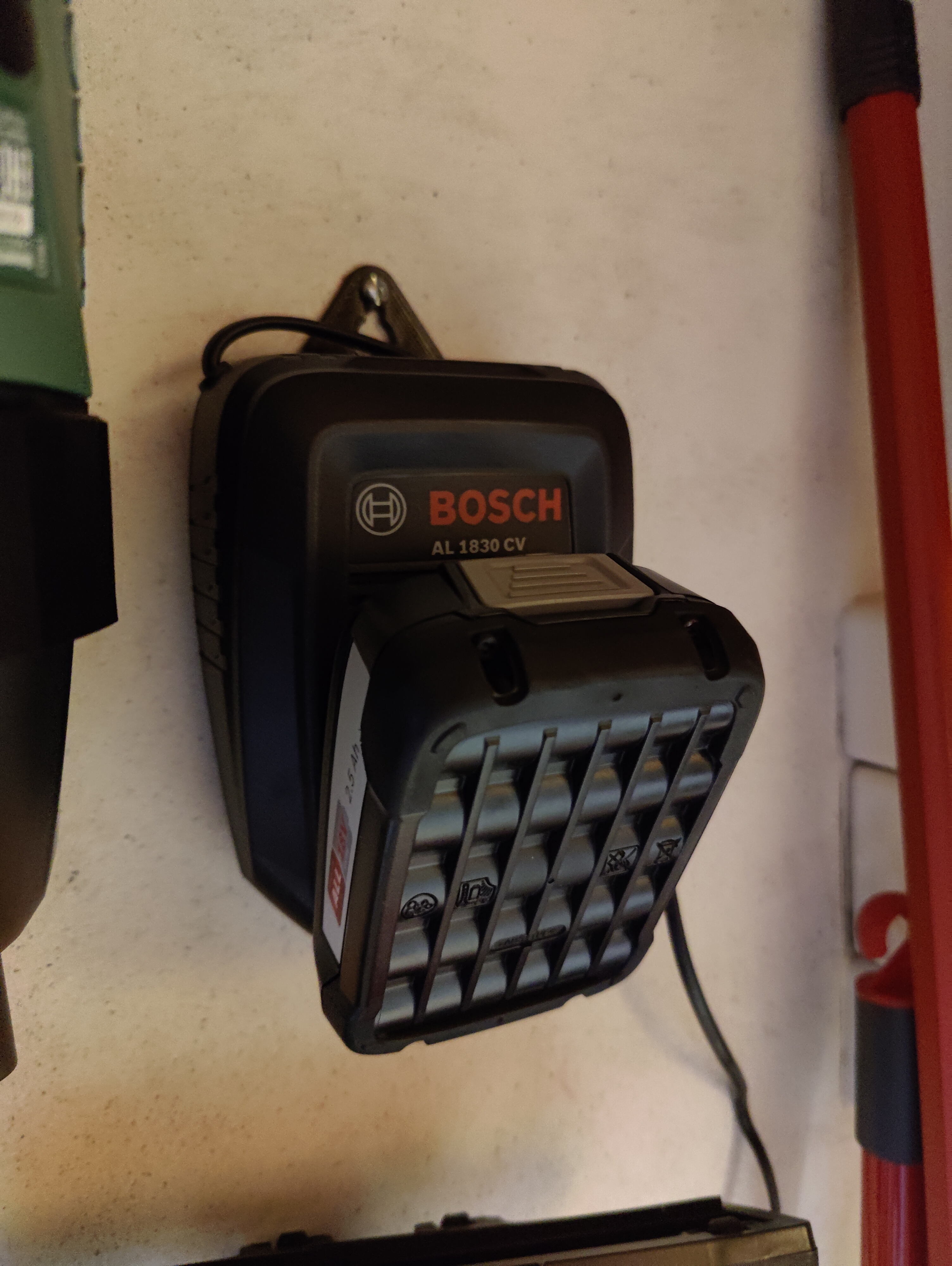 Móc Treo Tường Sạc Pin Bosch 18V AL 1830 CV