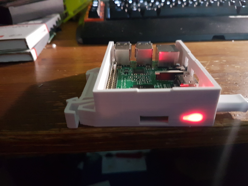 Vỏ Raspberry Pi gắn ray DIN