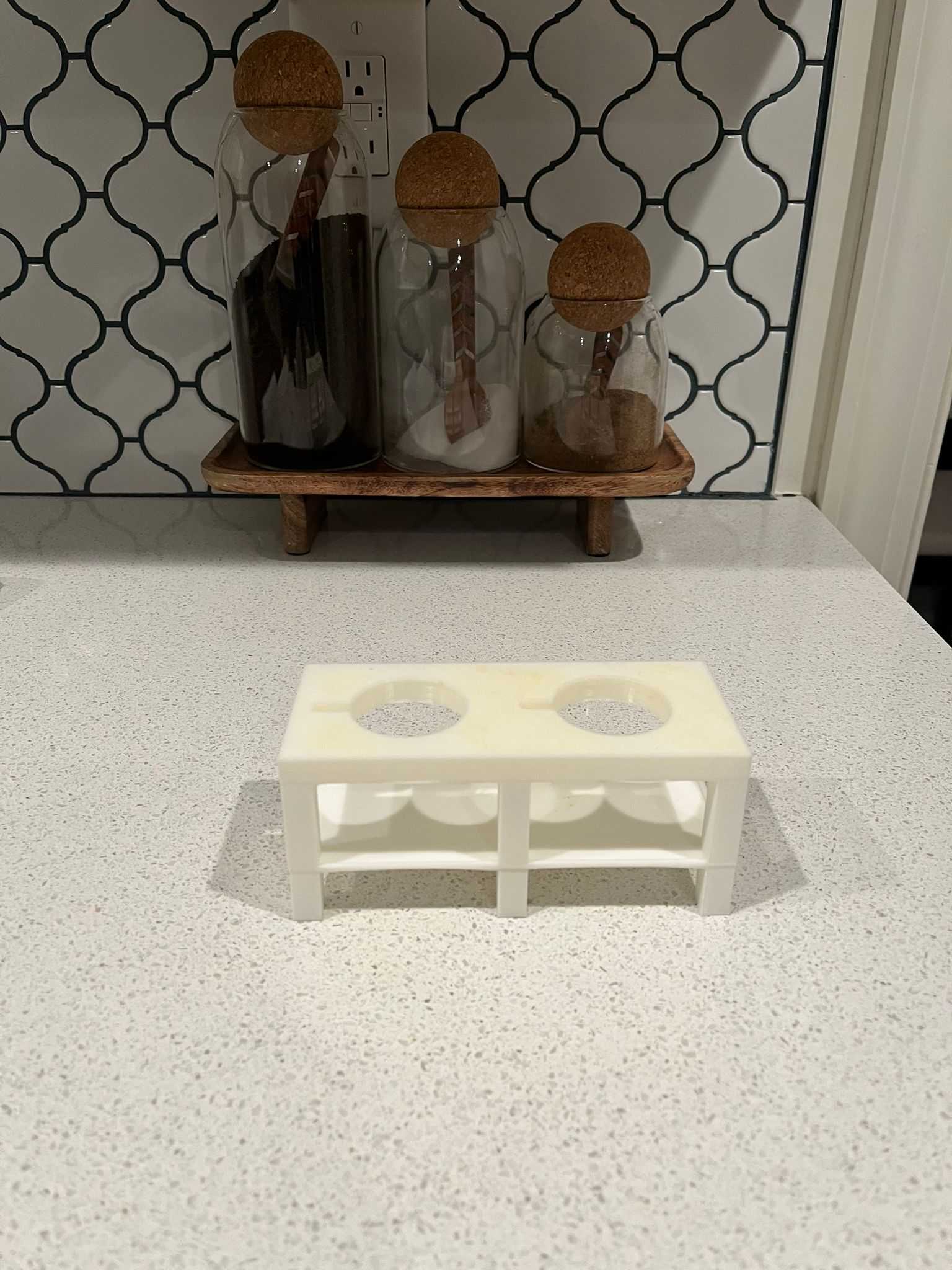 Chân đế/giá đỡ chai sốt úp ngược