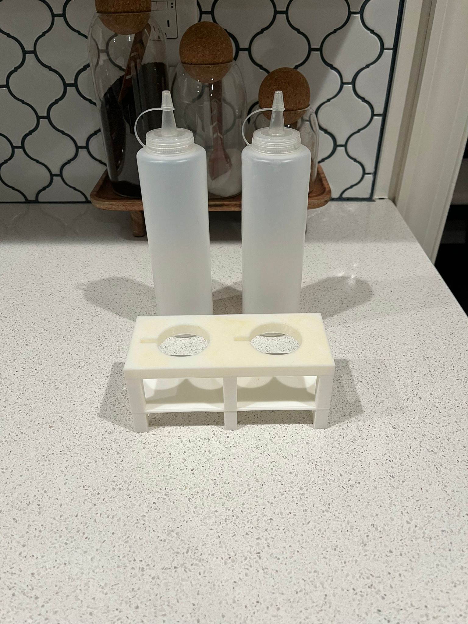 Chân đế/giá đỡ chai sốt úp ngược