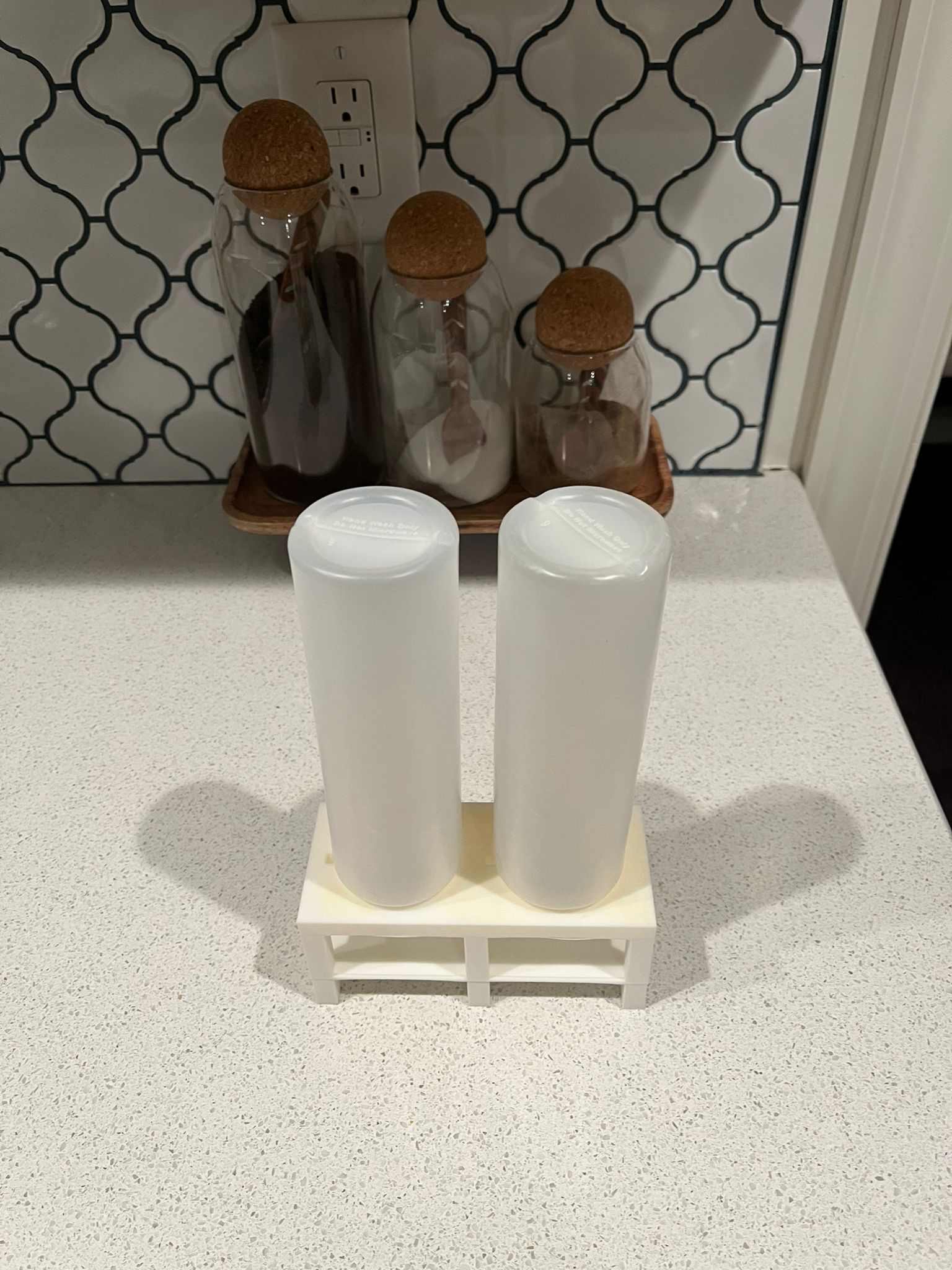 Chân đế/giá đỡ chai sốt úp ngược