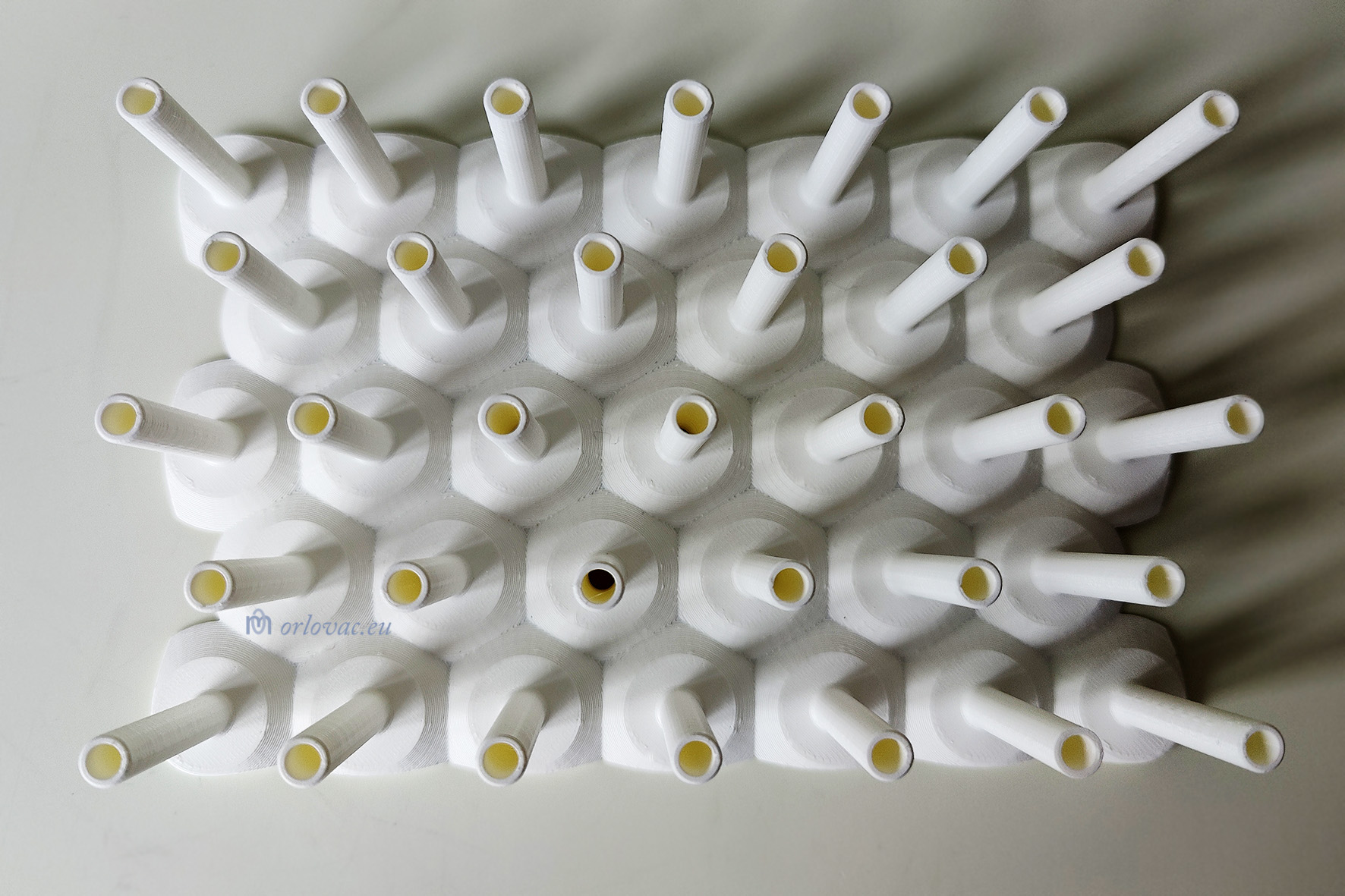 Giá Đựng Cuộn Chỉ May