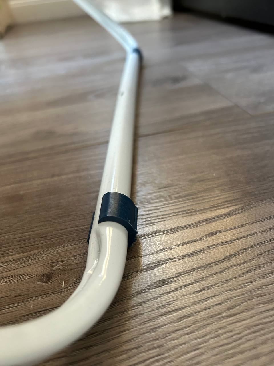 Chân đế thay thế cho móc treo quần áo