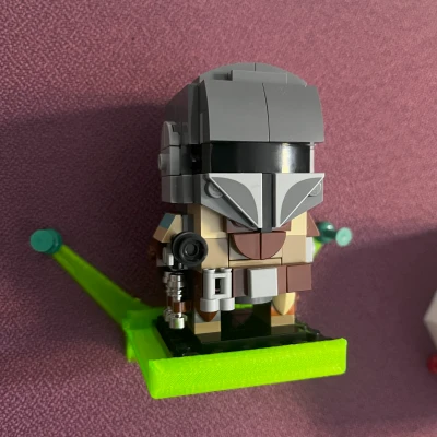 Giá đỡ mô hình Lego trên bảng ghim