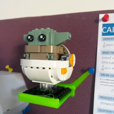 Giá đỡ mô hình Lego trên bảng ghim