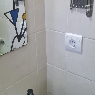 Giá đỡ ổ cắm điện treo tường