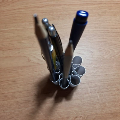 Chân cắm bút kiểu xoăn