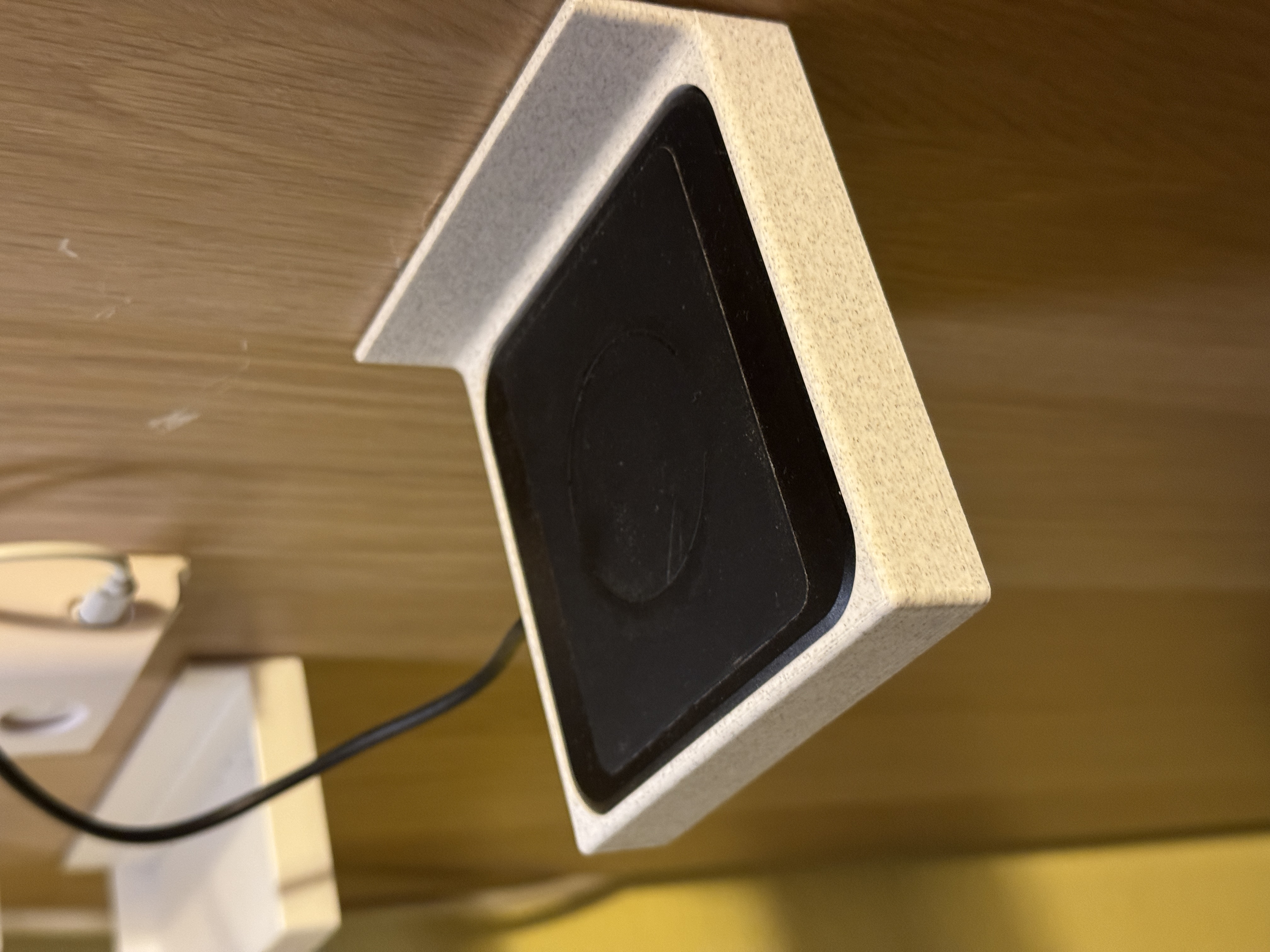 Giá đỡ Quadlock gắn tường sạc không dây