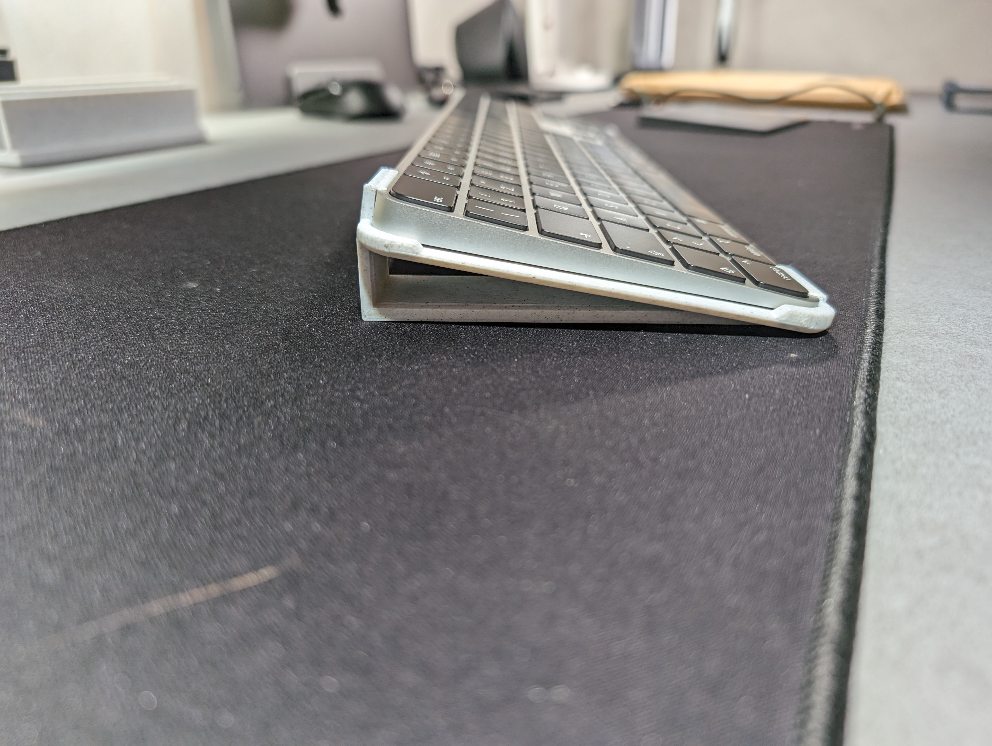 Bàn phím Apple Magic 2-in-1: Raiser và Stand dọc