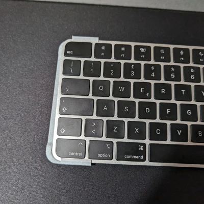 Bàn phím Apple Magic 2-in-1: Raiser và Stand dọc