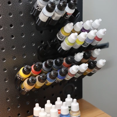 Kệ treo tường để sơn mô hình