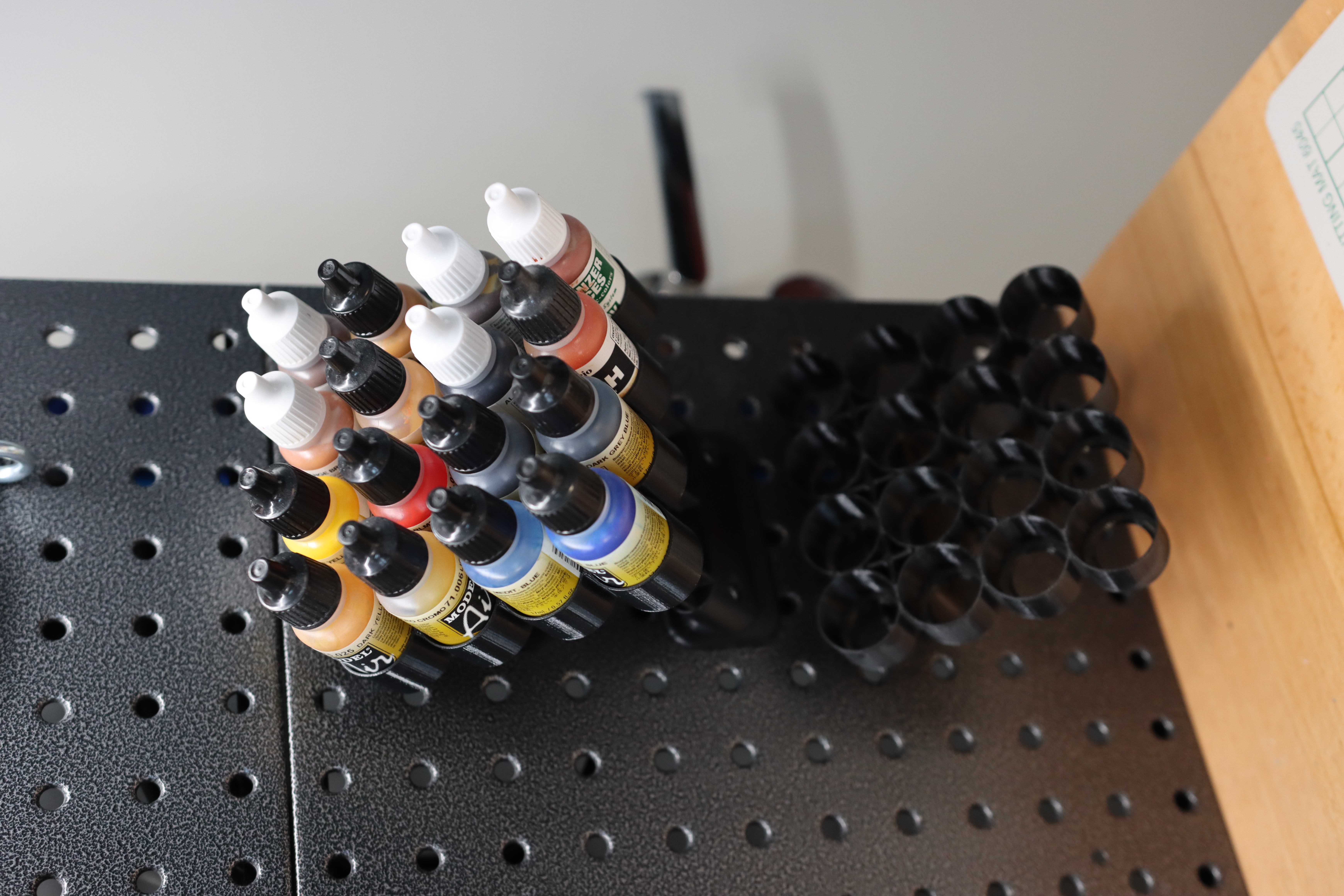 Kệ treo tường để sơn mô hình