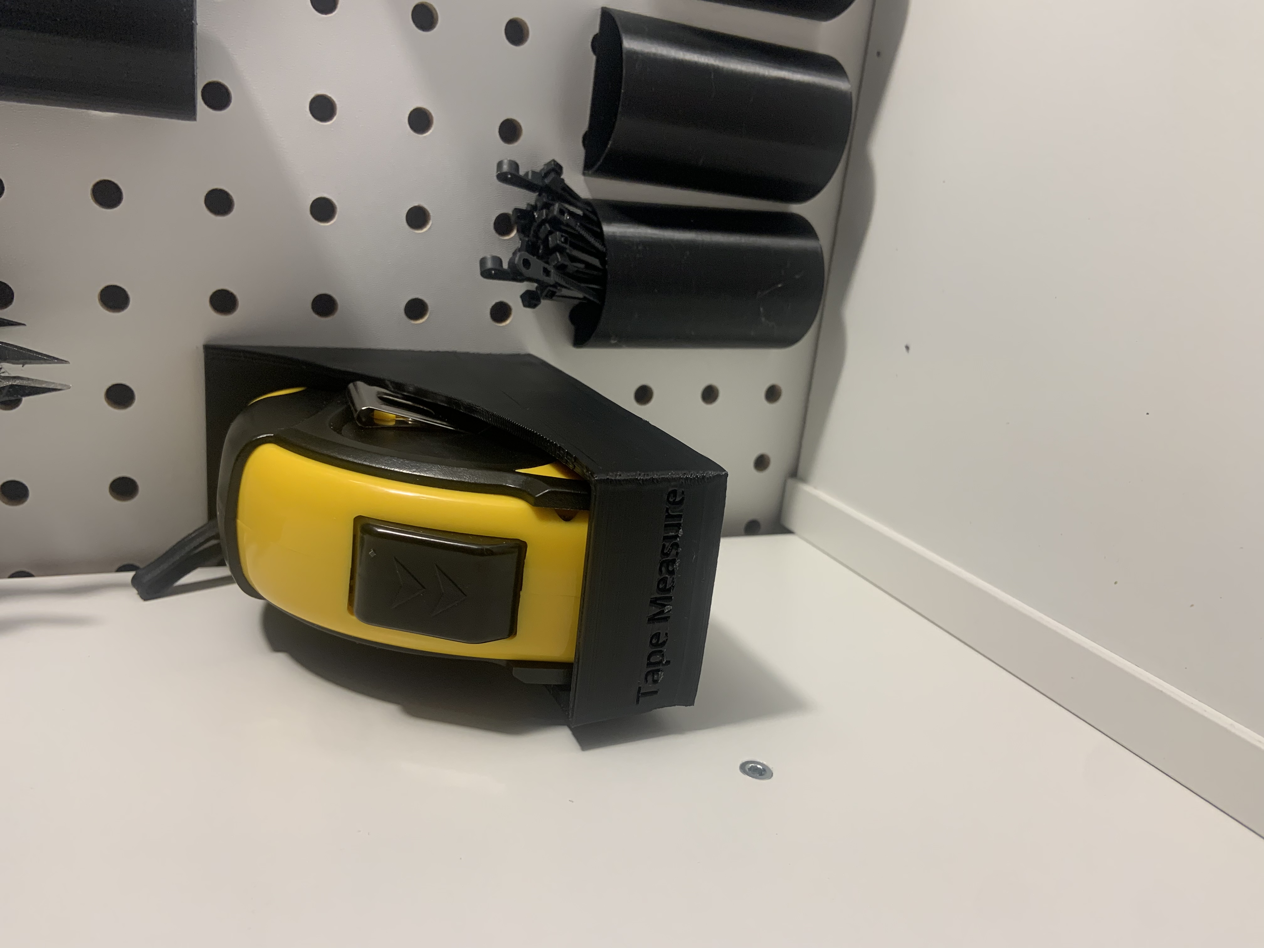 Giá Đỡ Thước Lỗ Cắm Tường Amazon Basics 10m Tự Khóa