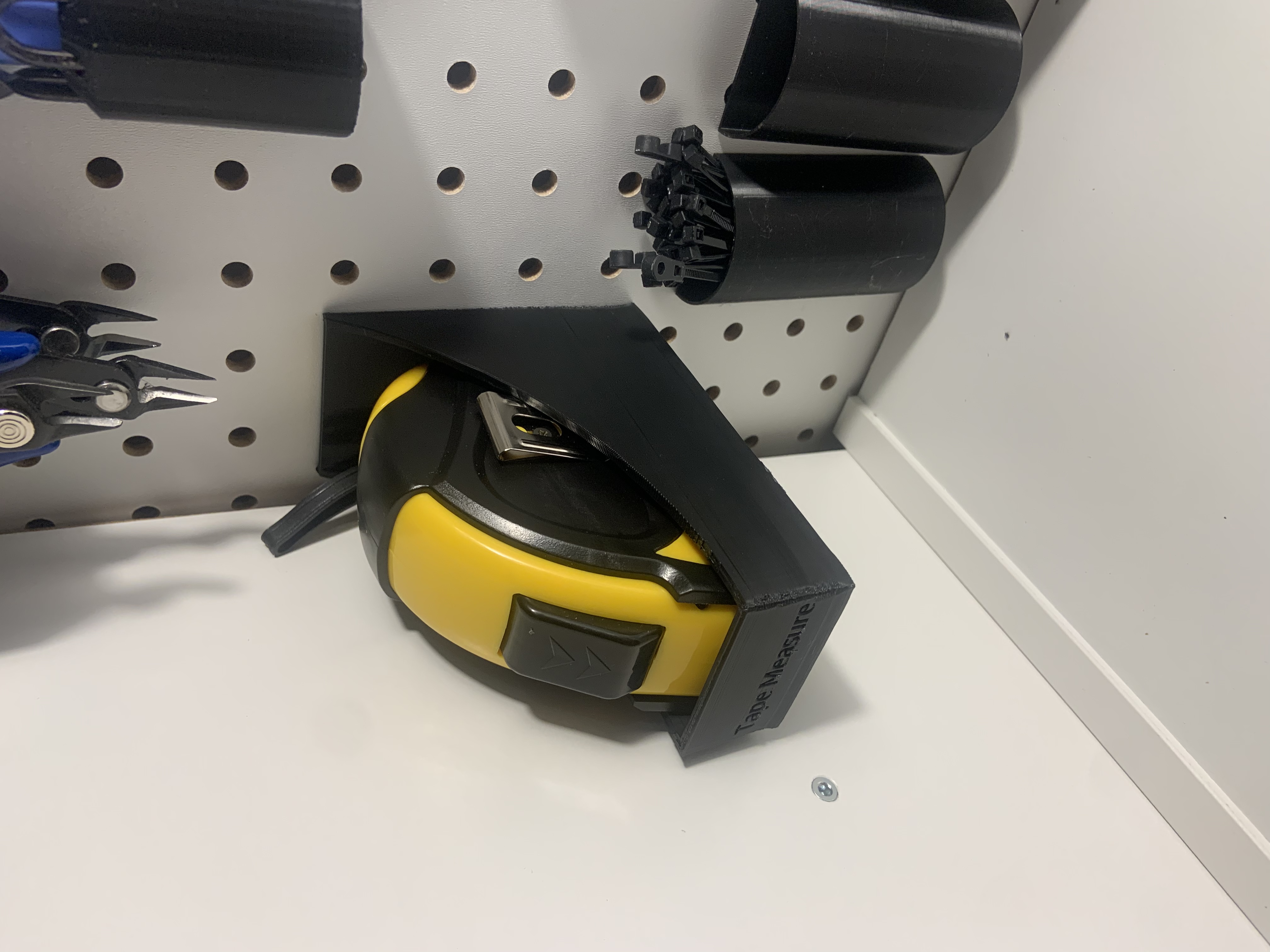 Giá Đỡ Thước Lỗ Cắm Tường Amazon Basics 10m Tự Khóa