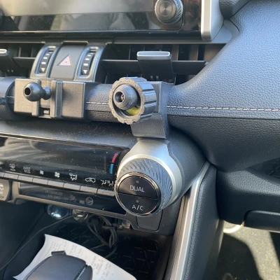 Giá đỡ điện thoại kiêm sạc xe hơi bi xoay 17mm