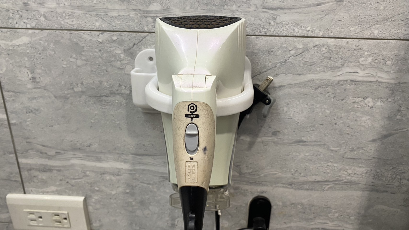 Kệ Đựng Máy Sấy Tóc Trong Nhà Tắm